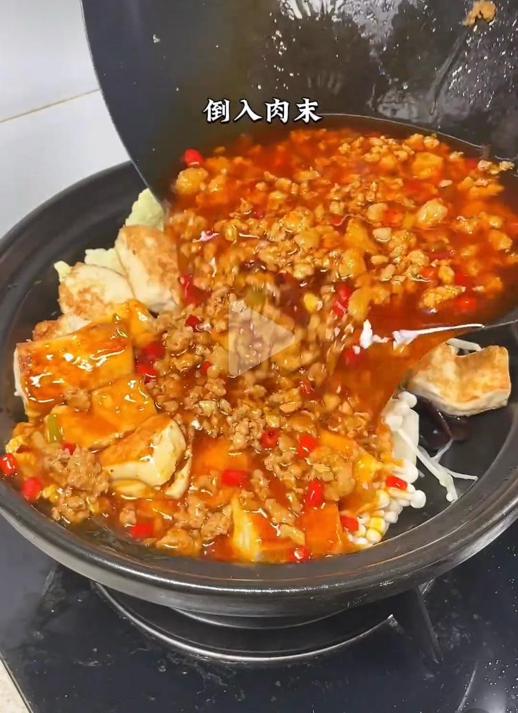 Pour the pork mince sauce over everything