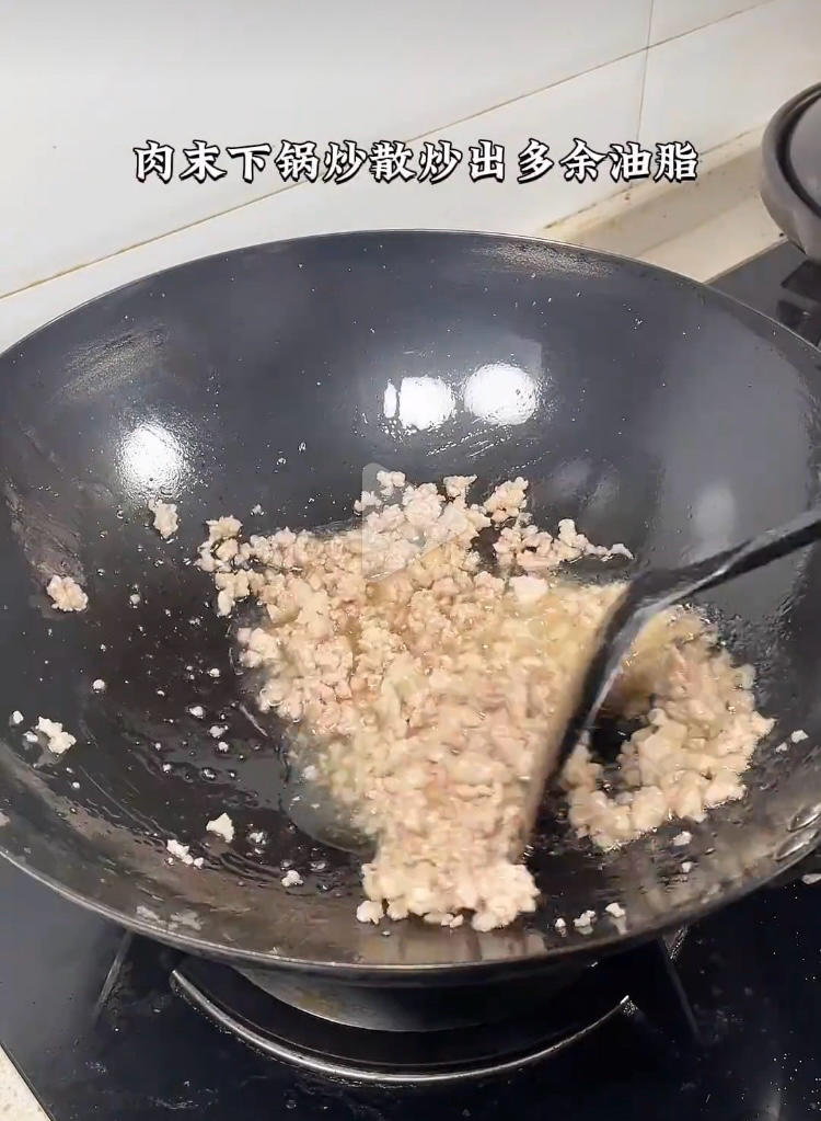 Add the pork mince to the pan and break it up