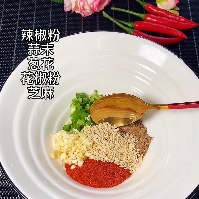 In a bowl: a spoon of chili powder, a spoon o