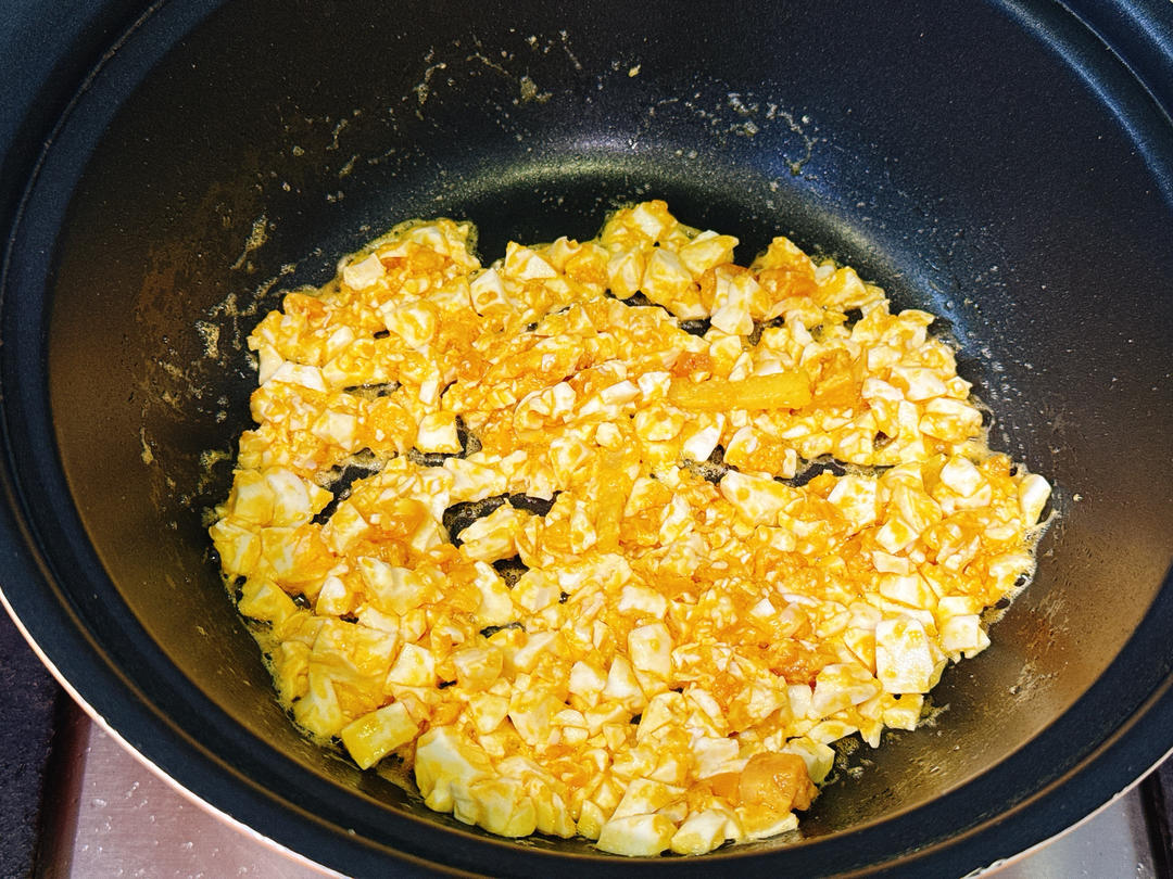 Spray oil in the pan, heat, add the salted eg