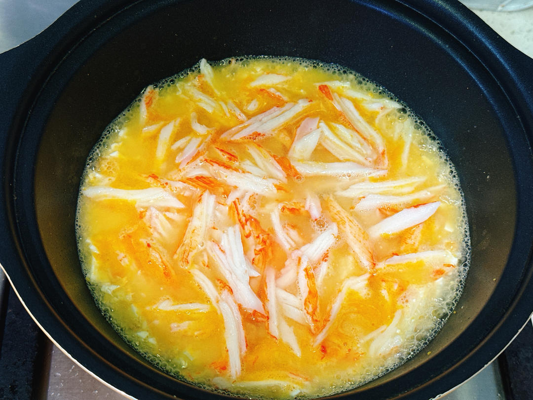 Add the crab sticks, pour in boiling water, a