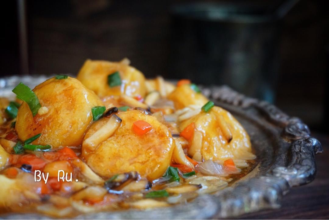 Golden fried egg-tofu rounds tossed with onion and shiitake