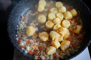 Return the fried tofu and toss evenly