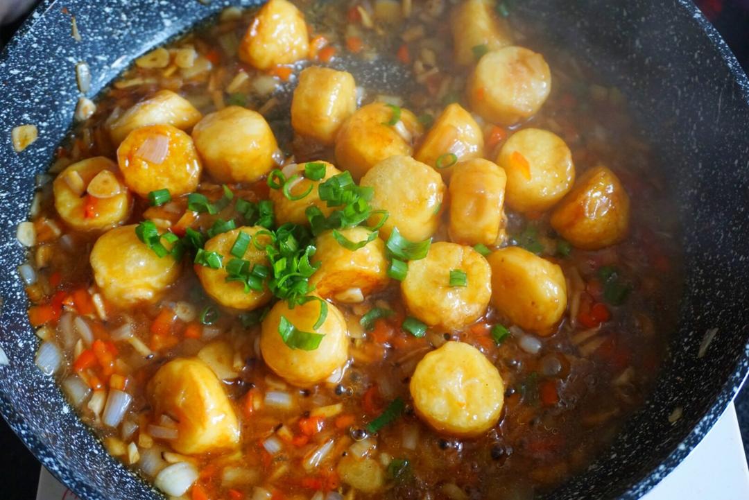 Once glossy, scatter scallion; add chicken po