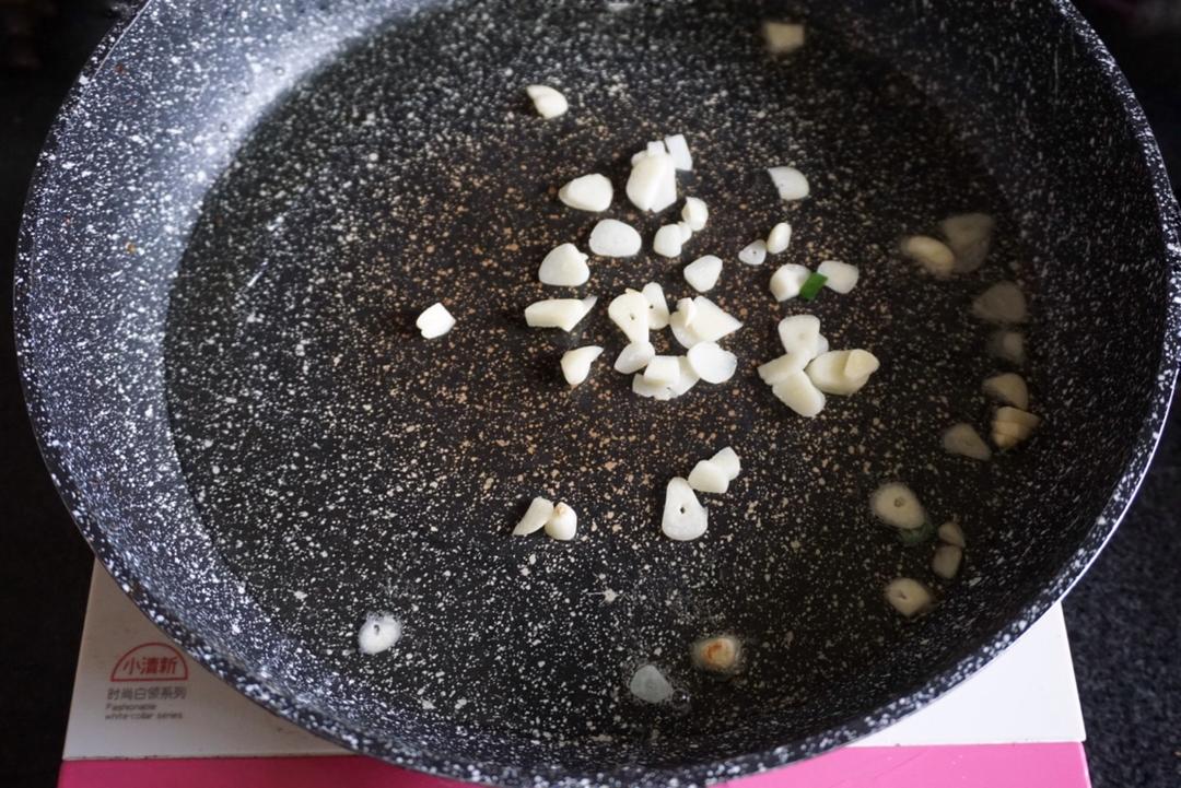 Leave a little oil in the pan and bloom the g