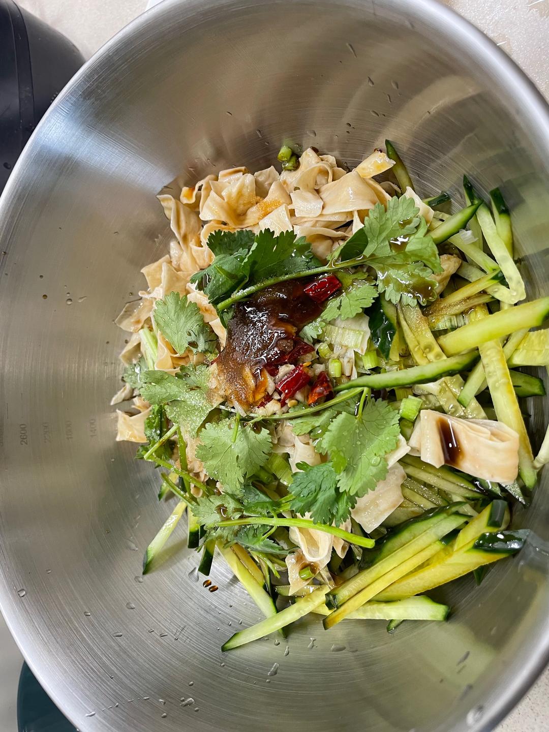 Add a spoon of oyster sauce, 4 g each of suga