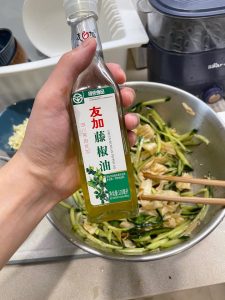 Add a spoon of Sichuan pepper oil and toss
