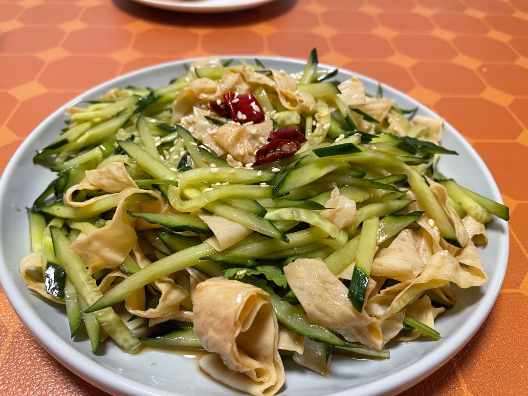 A cool, spicy-sweet, peppery plate - this dre