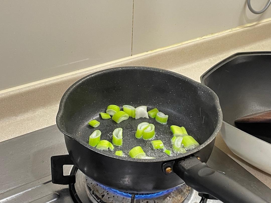Heat a little oil in a pan and fry the scalli