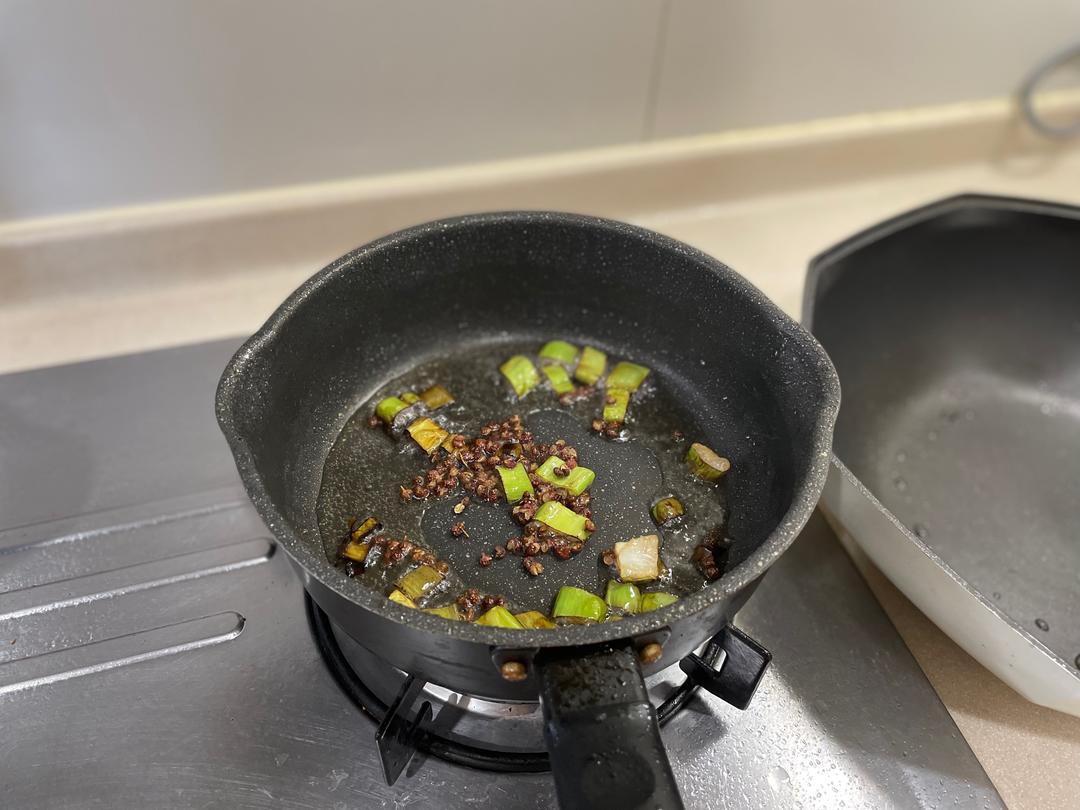 When the scallion colors, add the Sichuan pep