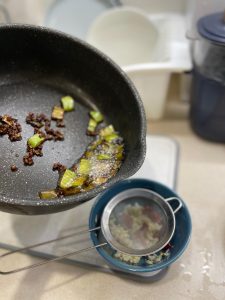 Put the garlic and dried chili in a bowl