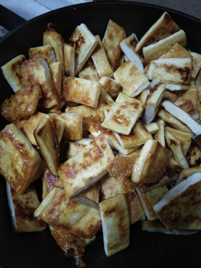 Add the tofu and toss to take the sugar color