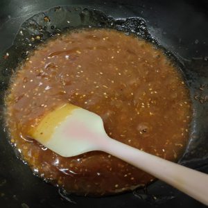Put water in the pan with the garlic chili sa