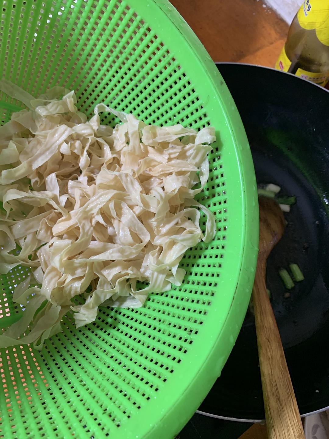 Soak the doupi in water until it opens