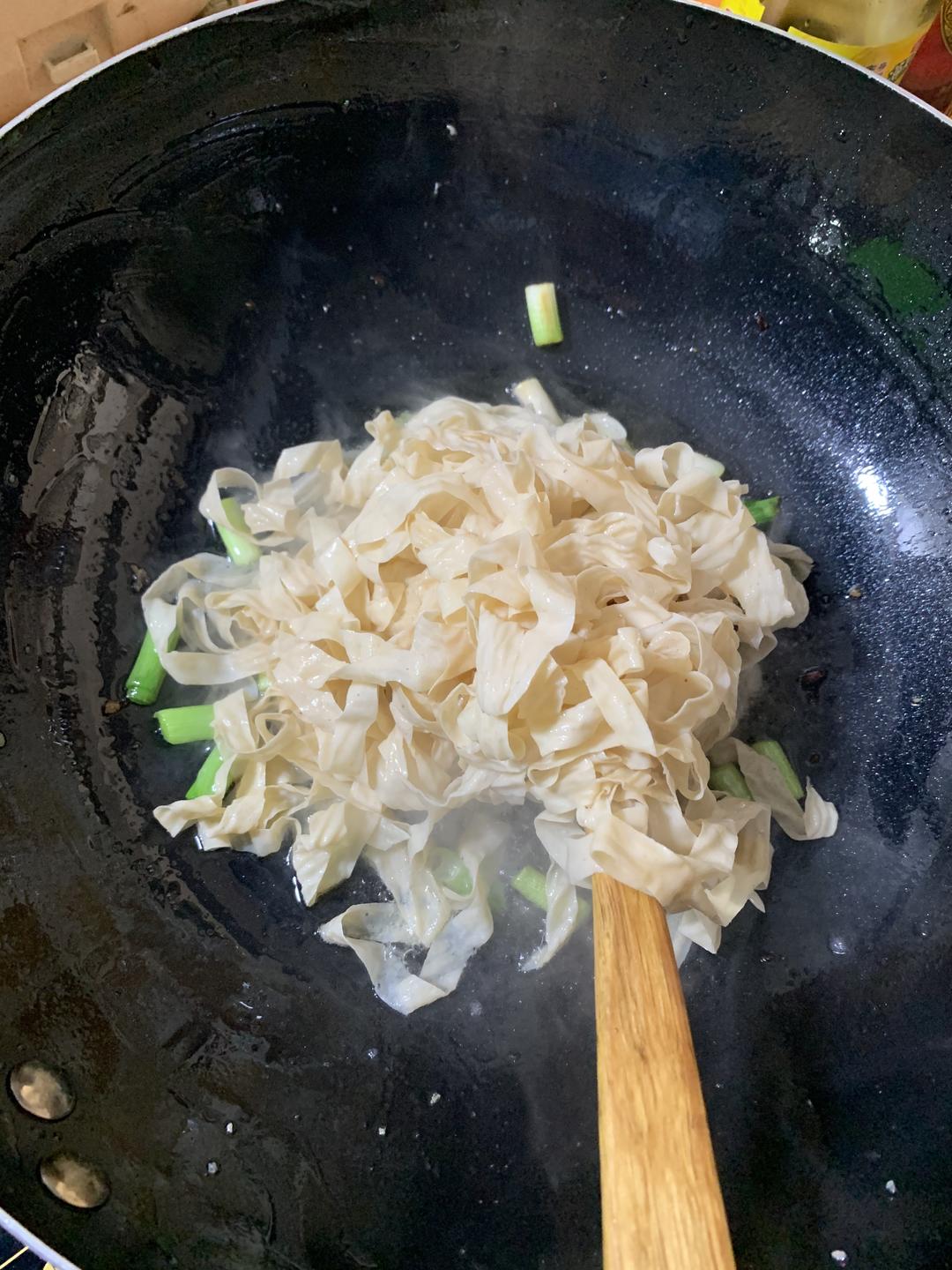 Add the soaked and washed doupi with soy sauc