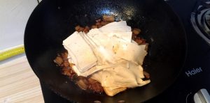 Add the sliced qianye tofu
