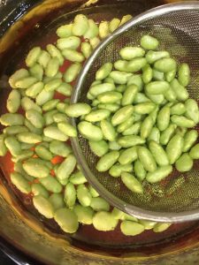 Boil the edamame in water with 1 g of salt an
