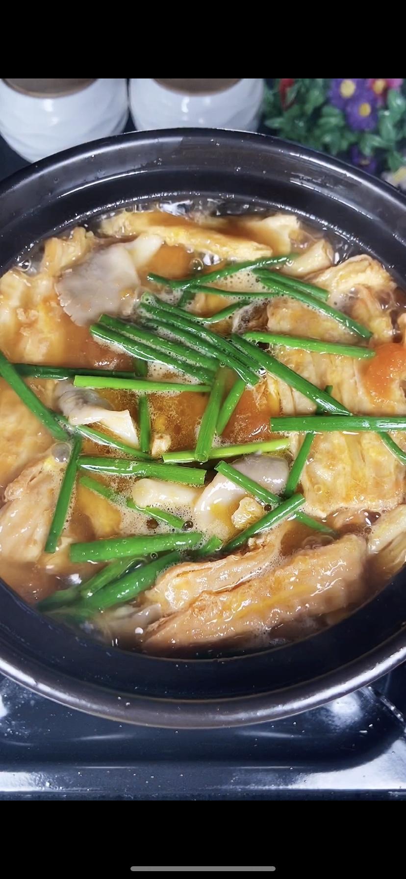 Scatter scallion segments at the end