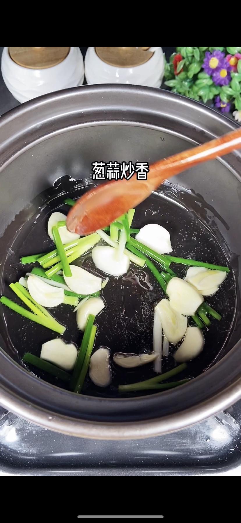 In the clay pot, bloom the scallion and garli