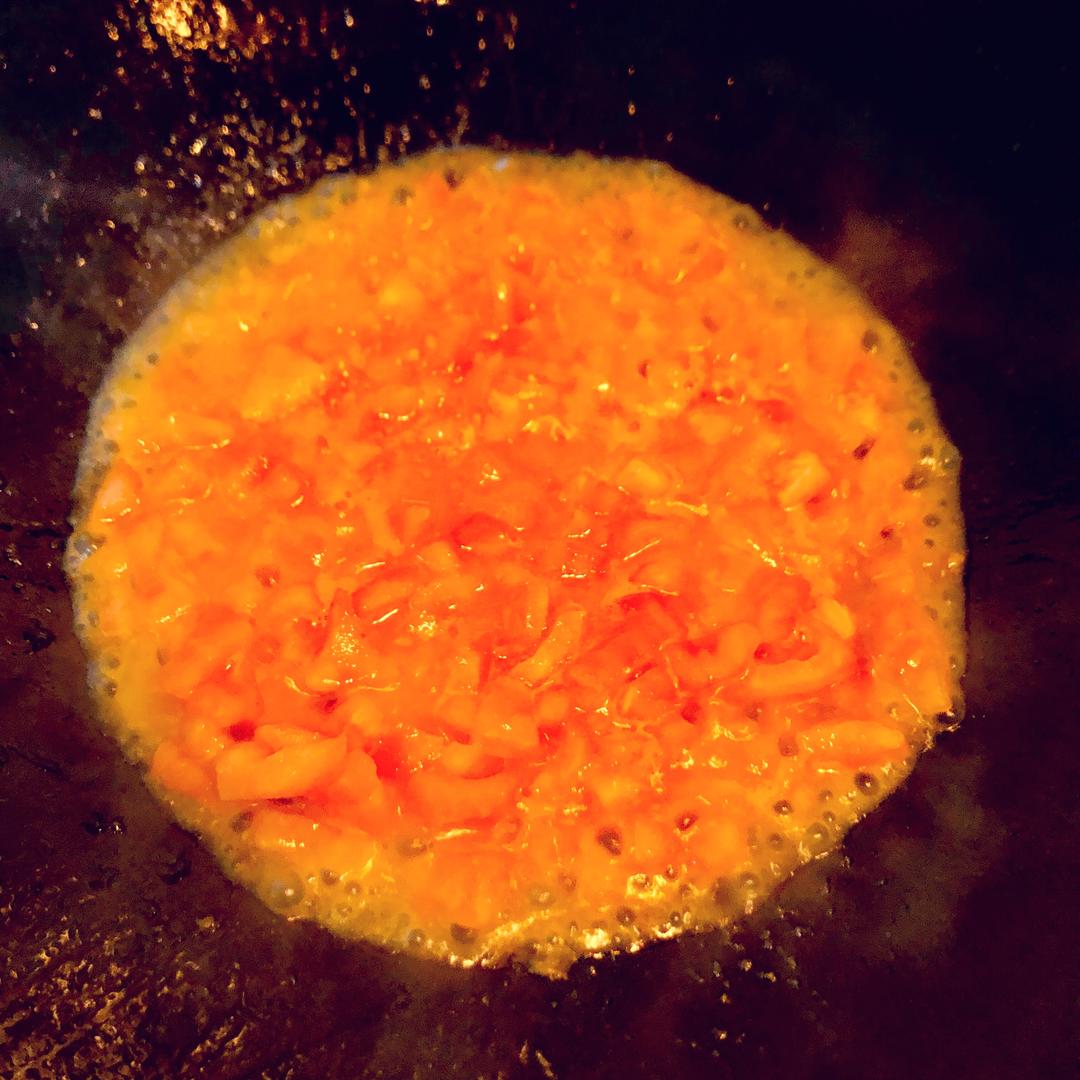 Heat a little oil in the pan and cook the dic