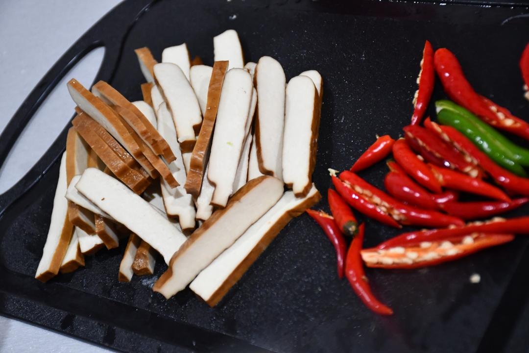Halve the small chilies lengthwise - it bring
