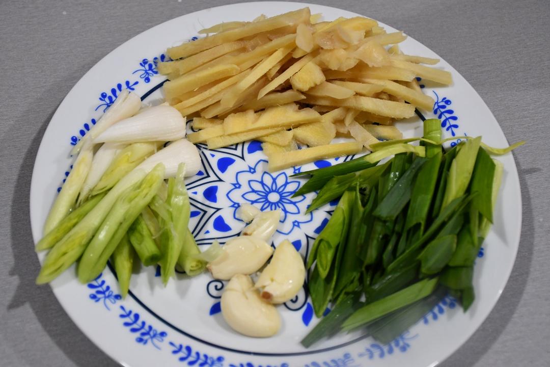 Flatten the garlic white and cut it on the bi