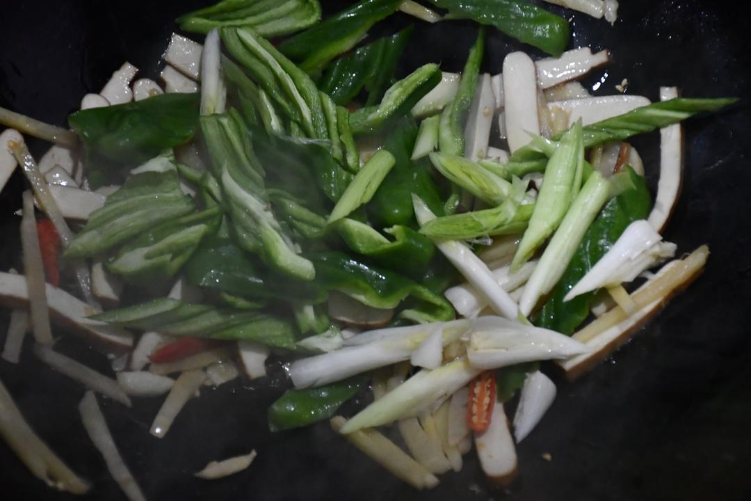 Add the green pepper and garlic white; the fr