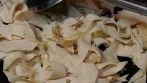 Slice the garlic