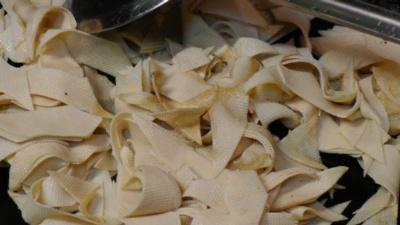 Slice the garlic; heat oil in the wok over hi