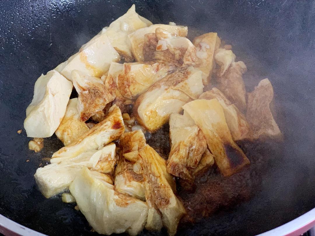 Pour in the light soy and toss evenly