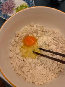 Mix the pulp with flour and egg