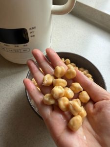 Blend the chickpeas with water