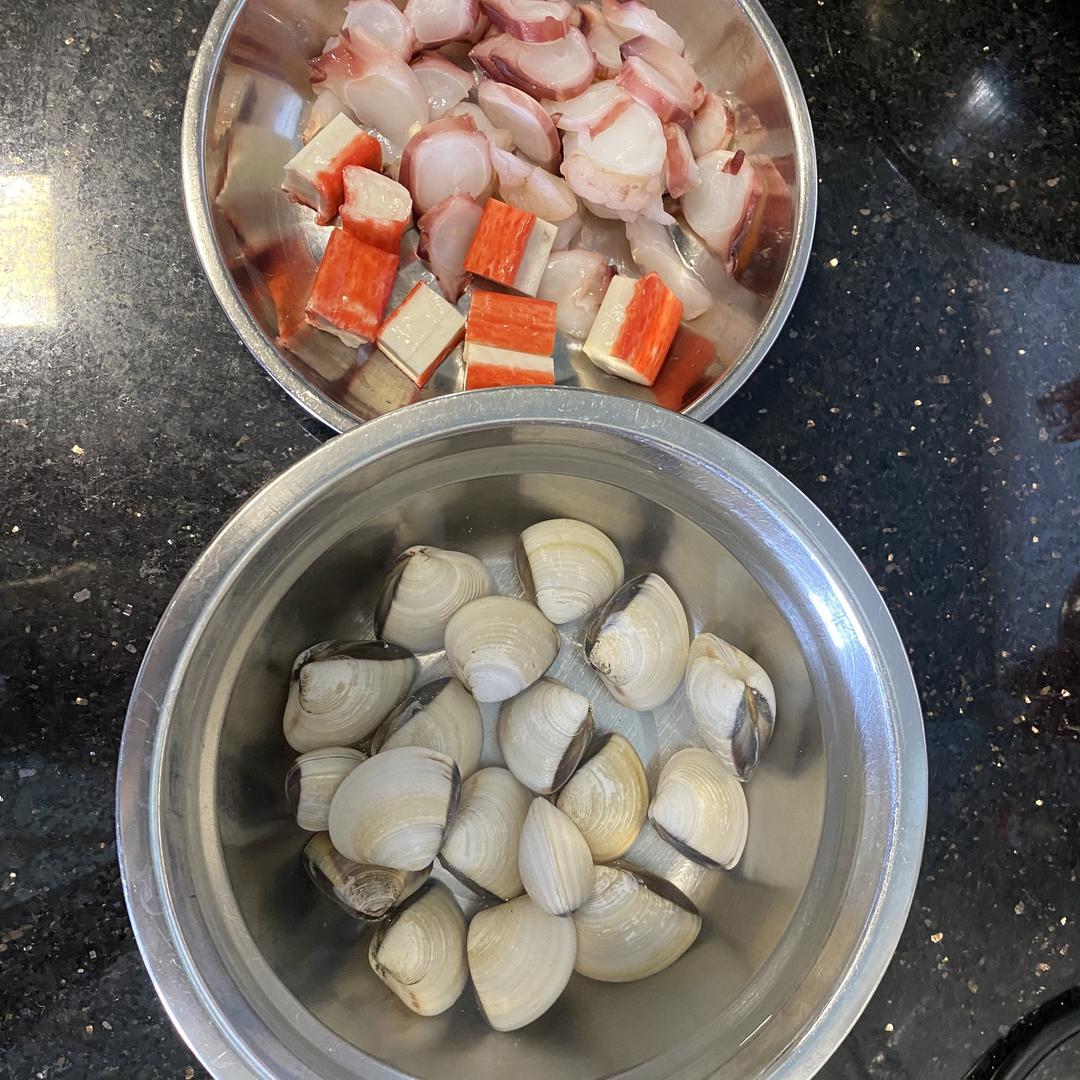 Soak the white clams in water to spit the san