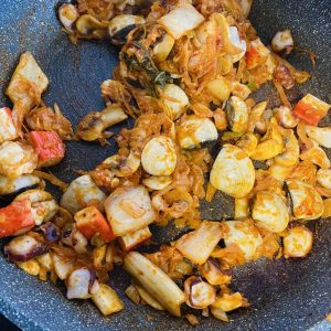 Add the seafood and the kimchi with a spoon o