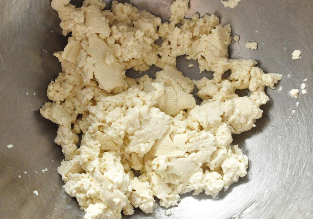 Drain the tofu and mash it to crumbs by hand