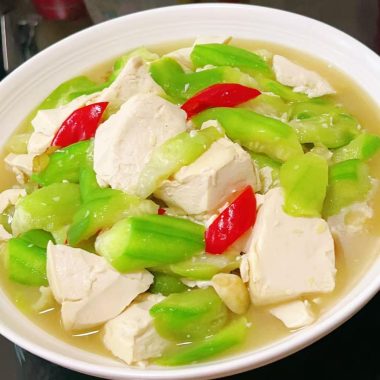 Luffa braised with hand-torn tofu