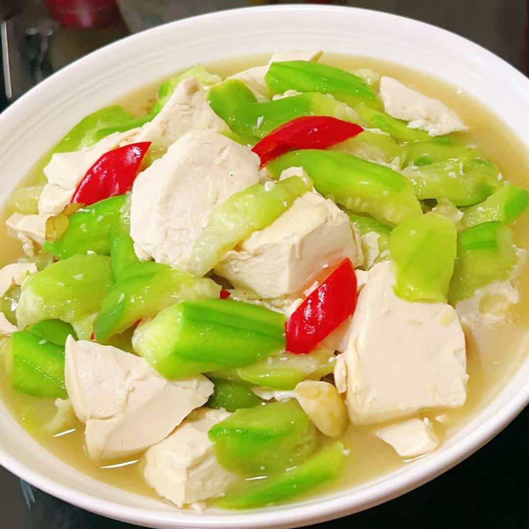 Luffa braised with hand-torn tofu