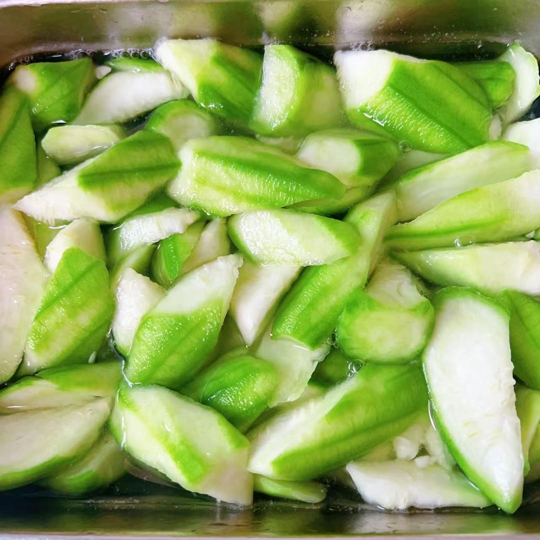 Peel the luffa, cut into rolling chunks, and
