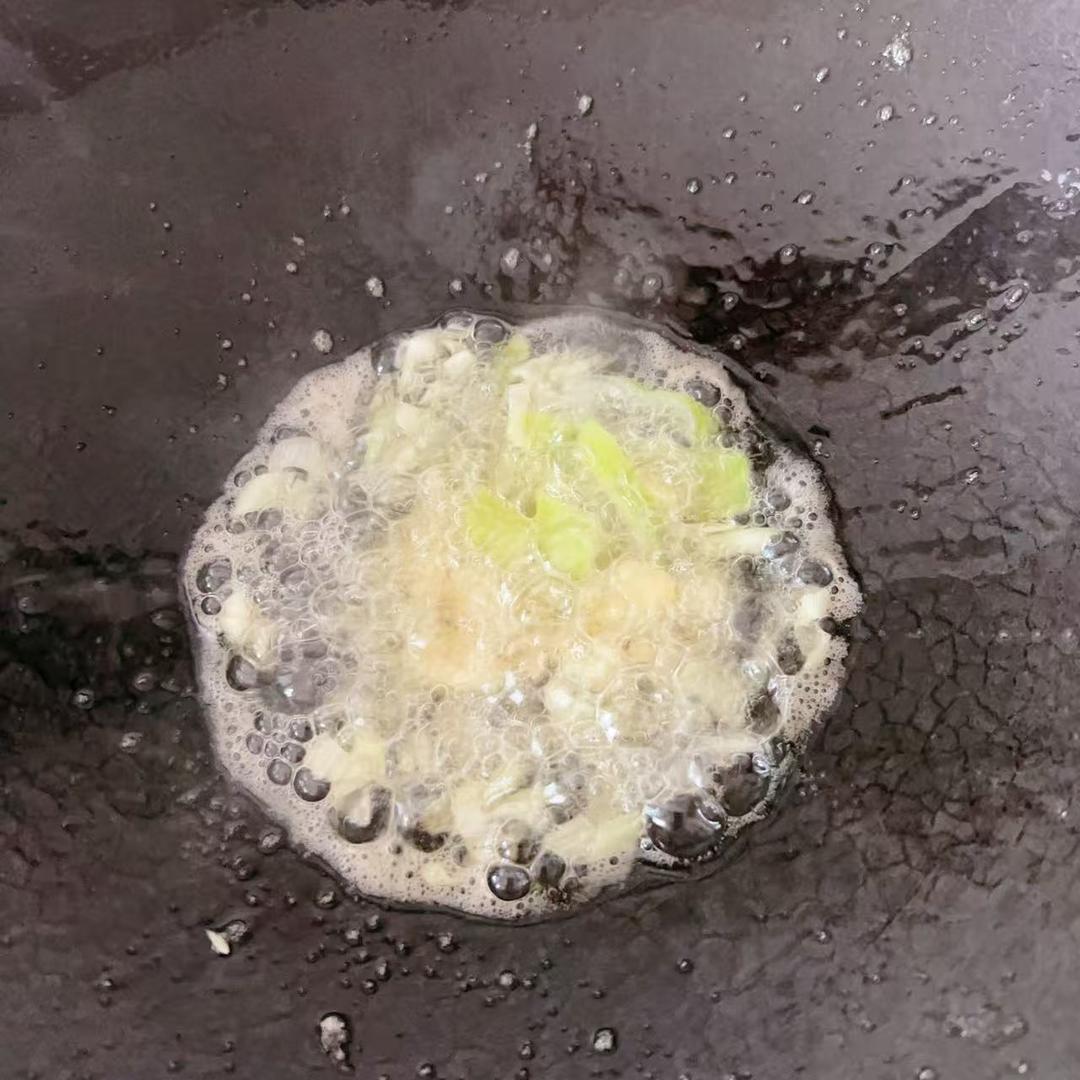 Bloom the scallion, ginger, and garlic in a l