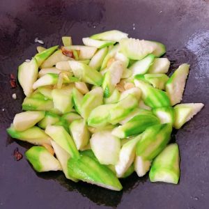 Add the luffa and stir-fry over high heat unt