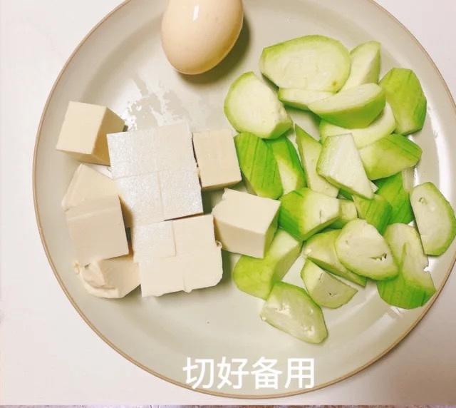 Prep the luffa, tofu, and eggs