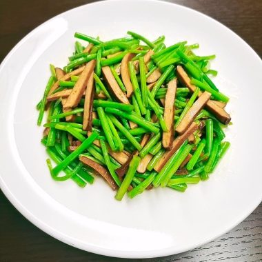 Tender luhao greens tossed with shredded xianggan