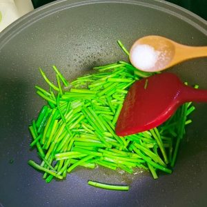 When the luhao turns green, add salt to seaso