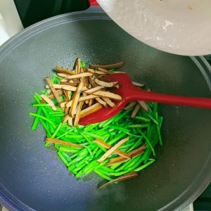 Add the shredded tofu and toss a moment (the