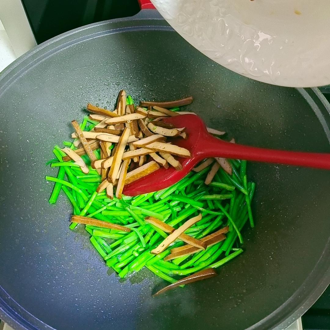 Add the shredded tofu and toss a moment (the