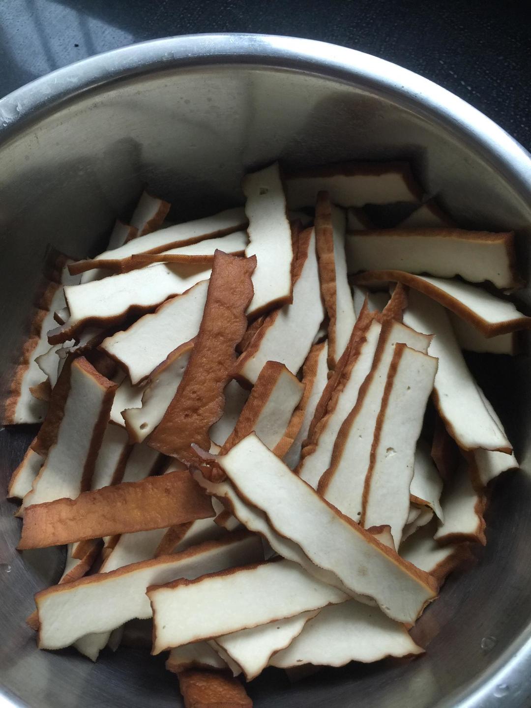 Wash the dougan and slice it