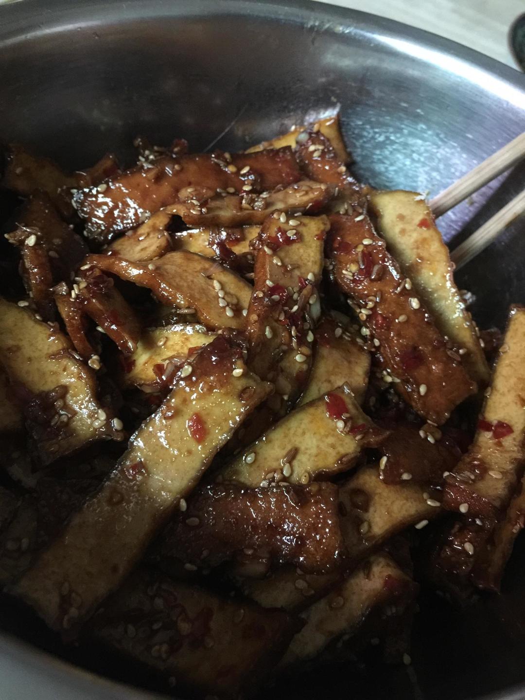 Over low heat, keep a little oil in the pan a