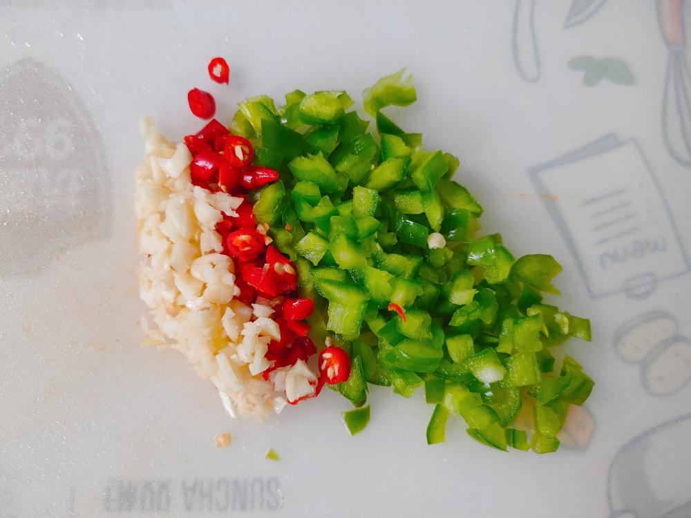 Mince the green and red chilies, the garlic,