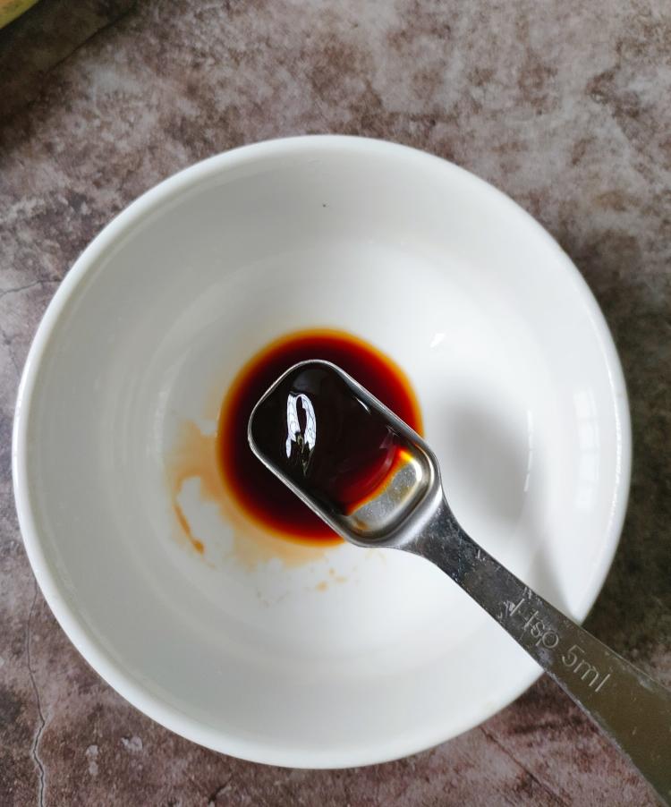 In a bowl: one spoon of oyster sauce