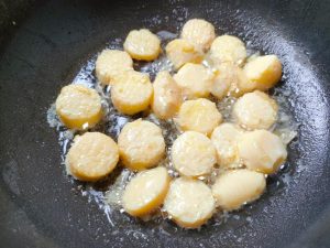 Heat oil in the pan and fry the tofu until go